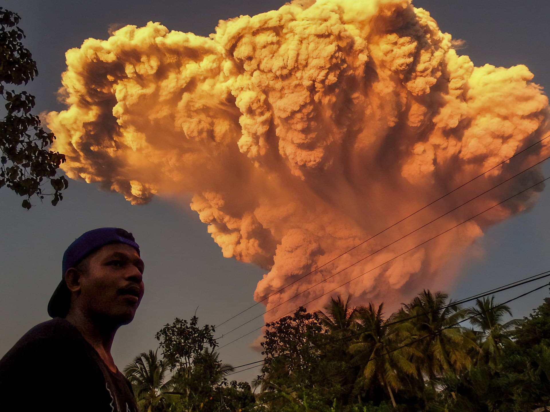 Mount Lewotobi Laki-Laki in Indonesia erupts, emergency alert raised