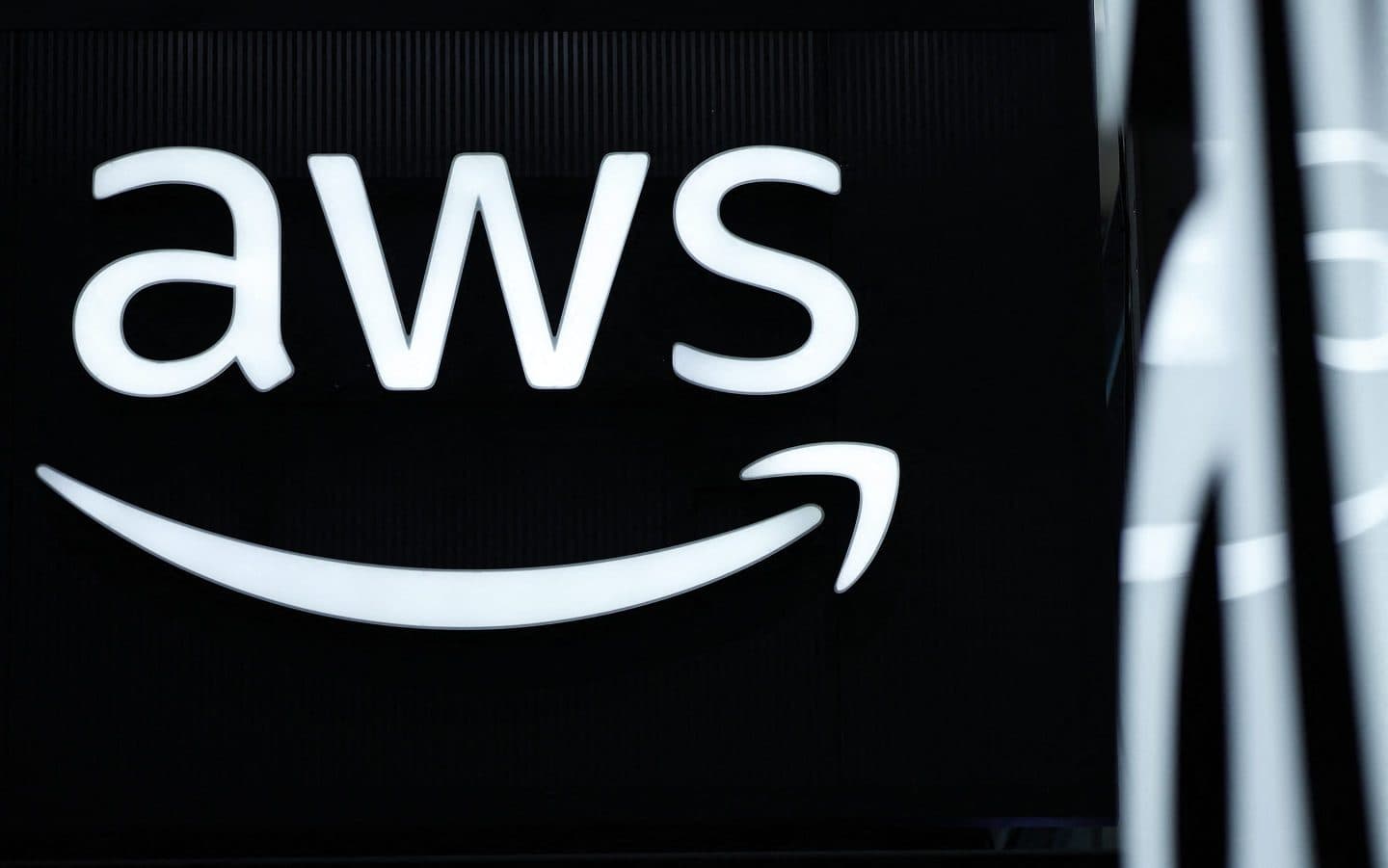 Major internet outage impacts services due to Amazon Web Services issues