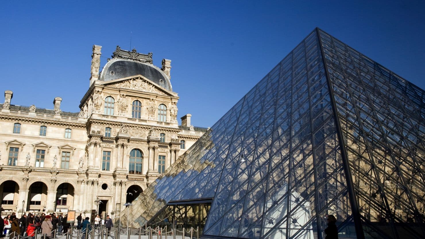 Louvre detectives say heist was inside job with security contact