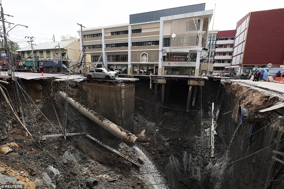 Canal in UK collapses after 50 metre sinkhole opens