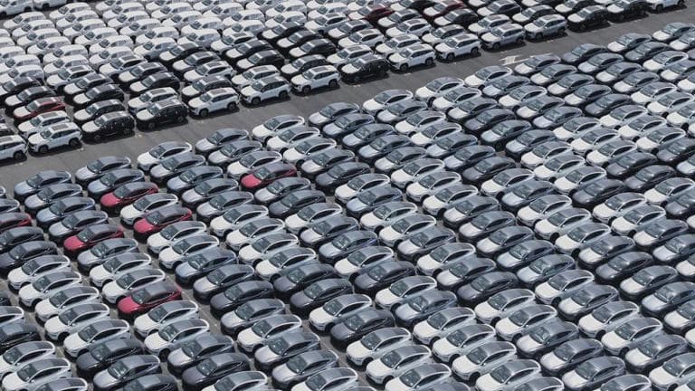 EU car industry lacks electrification and AI technology, facing geopolitical challenges