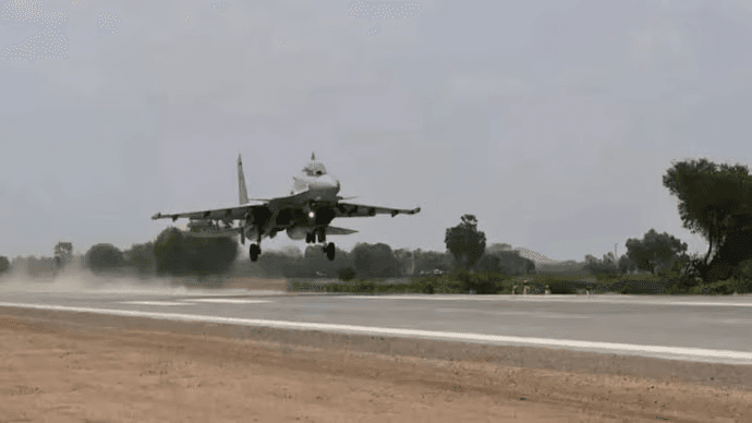 Locals report Sukhoi jets taking off from BAEL toward Caracas