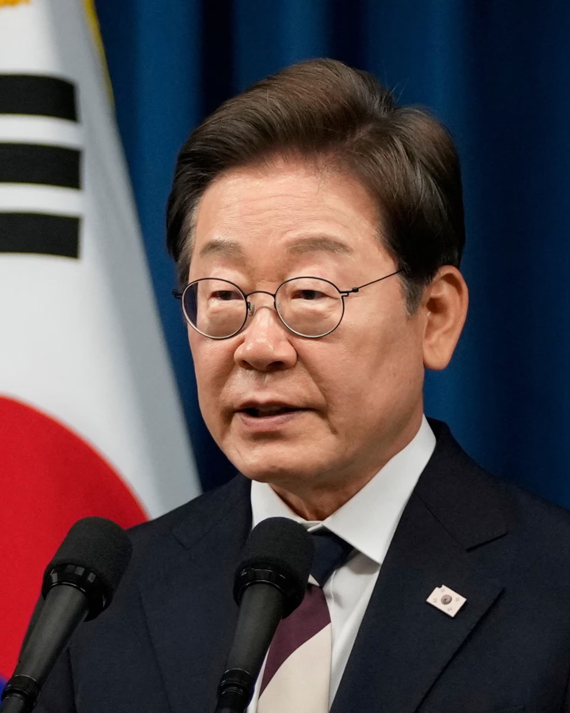 Yoon Suk Yeol Meets Conspiracy Theorist While Facing Arrest for Martial Law Attempt