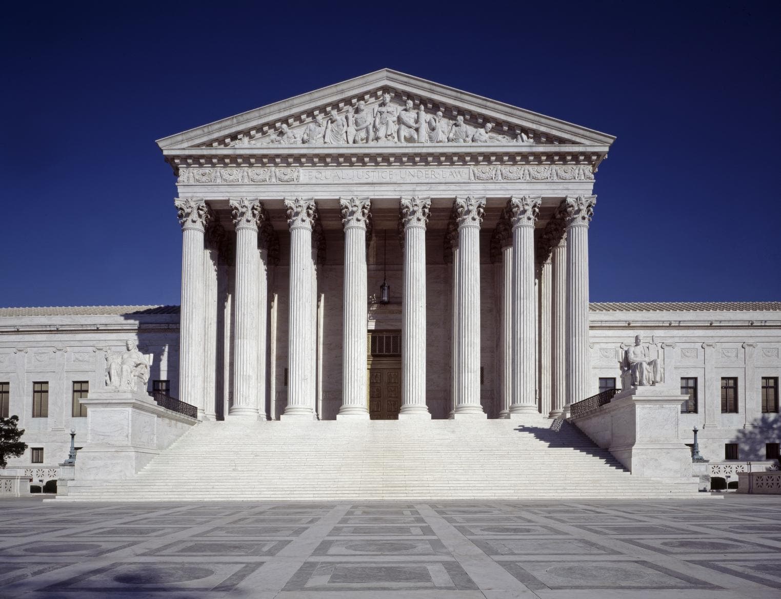 Supreme Court Paves Way for Mass Layoffs Threatening 300,000 Federal Jobs