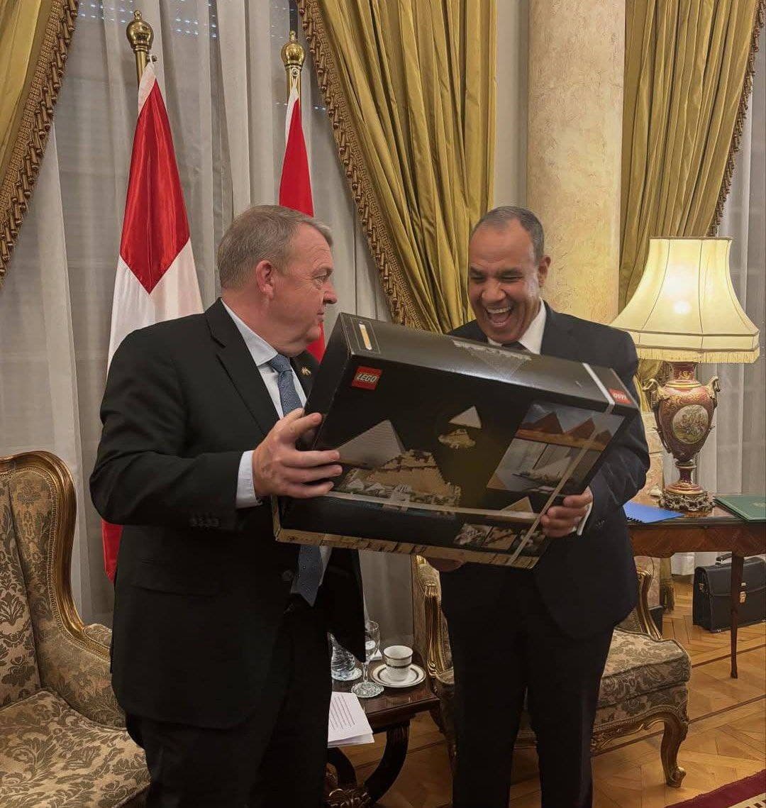 Danish Foreign Minister gifts LEGO Great Pyramid to Egyptian Foreign Minister