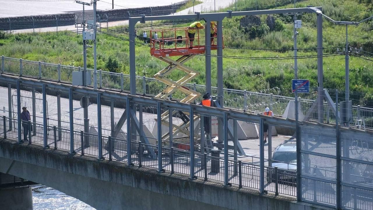 Estonia Closes Narva 'Bridge of Friendship' with Metal Gates to Secure Border