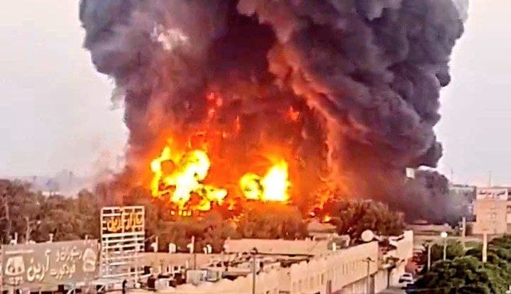 Massive Blaze at Tehran Oil Warehouse Sends Thick Smoke Over Capital, Firefighters Respond
