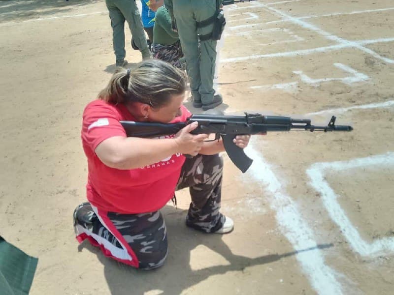 Venezuelan Army trains civilians to form defense militias
