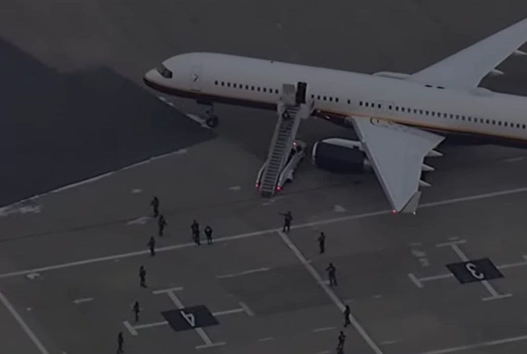 Security forces prepare to escort Nicolás Maduro and his wife to jail