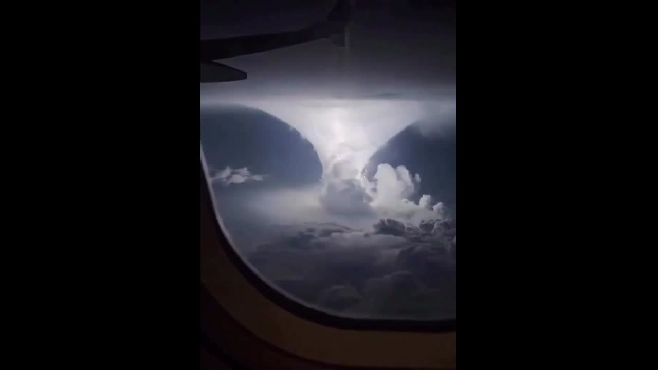 [Video] Passenger films Hurricane Melissa from 30,000 feet
