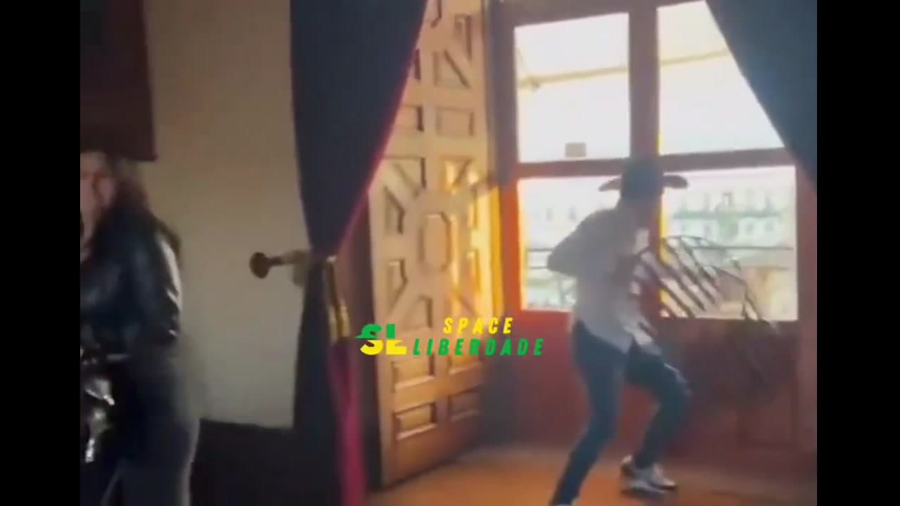 [Video] Protesters storm Michoacán palace against murder of Carlos Manzo