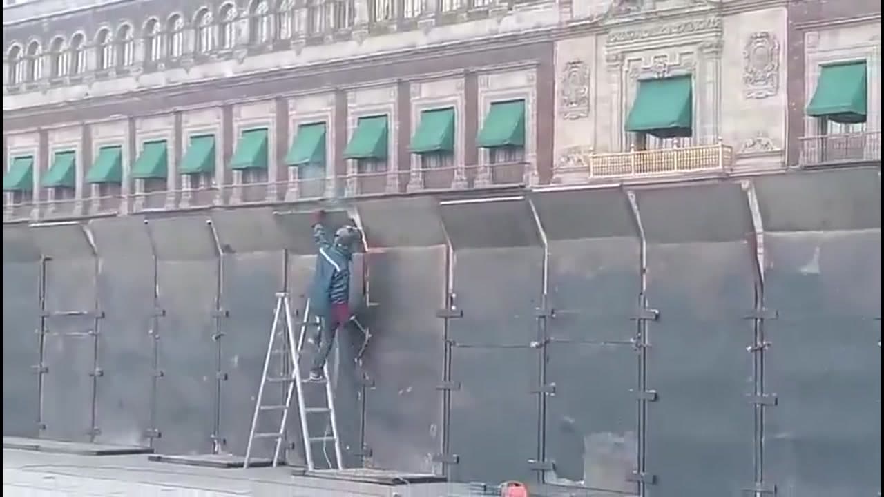 [Video] Mexican President Claudia Sheinbaum builds armored wall outside palace