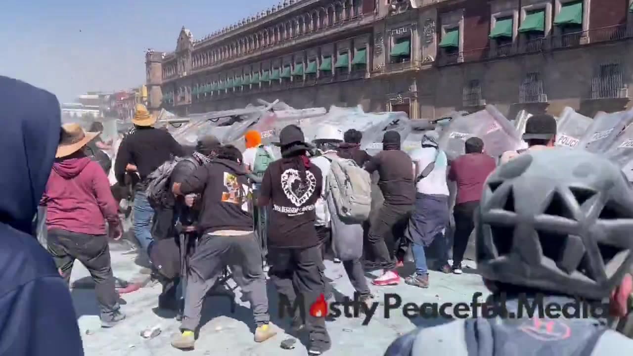 [Video] Anti-Sheinbaum crowd rams barricades into riot police in Mexico City