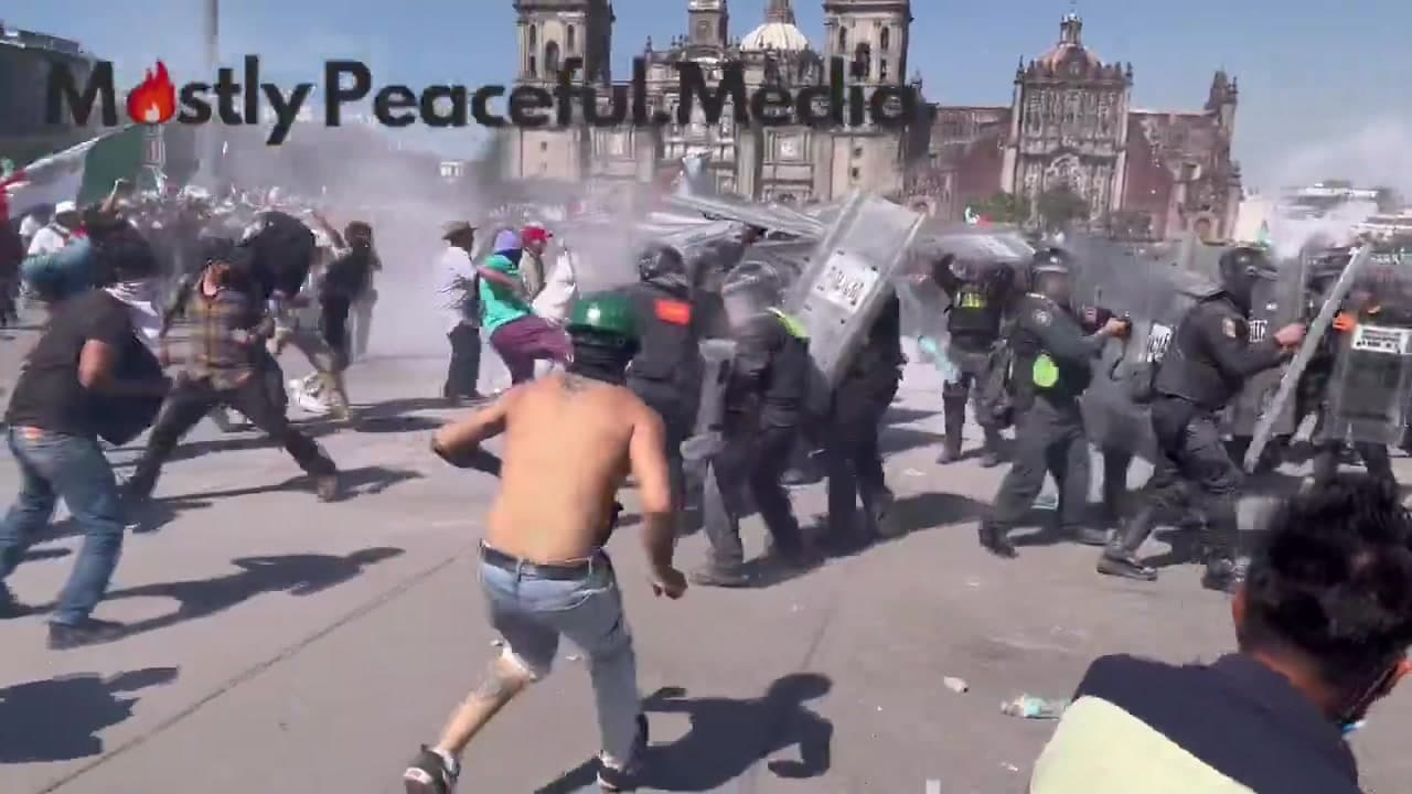 [Video] Heavy clashes in Mexico City as riot police confront anti-Sheinbaum crowd