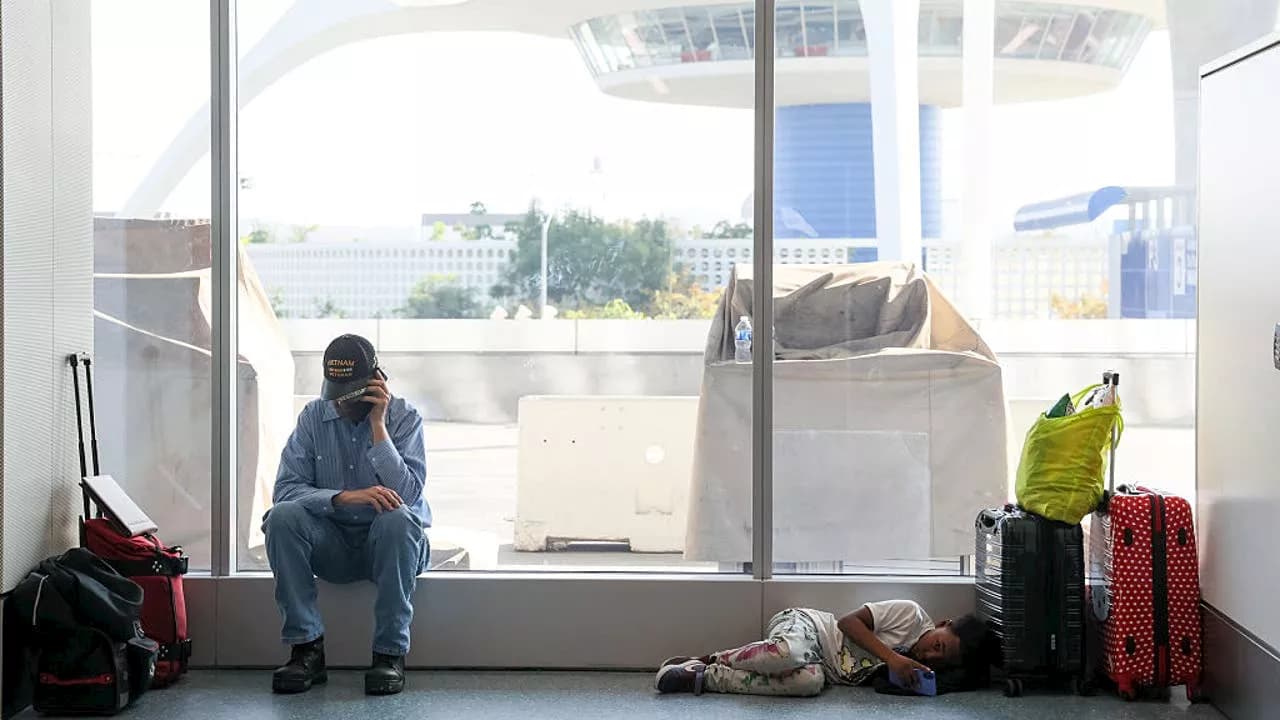 U.S. to reduce air traffic by 10% in 40 markets due to staffing shortages