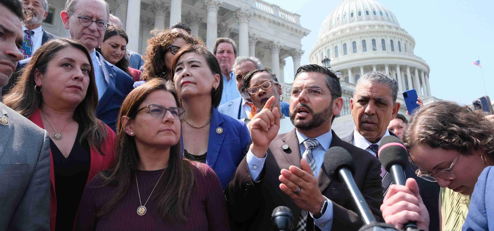 Featured image for: Democratic Senators Demand Transparency as ICE Agents Hide Behind Masks and Unmarked Vehicles Democratic Senators Demand Transparency as ICE Agents Hide Behind Masks and Unmarked Vehicles