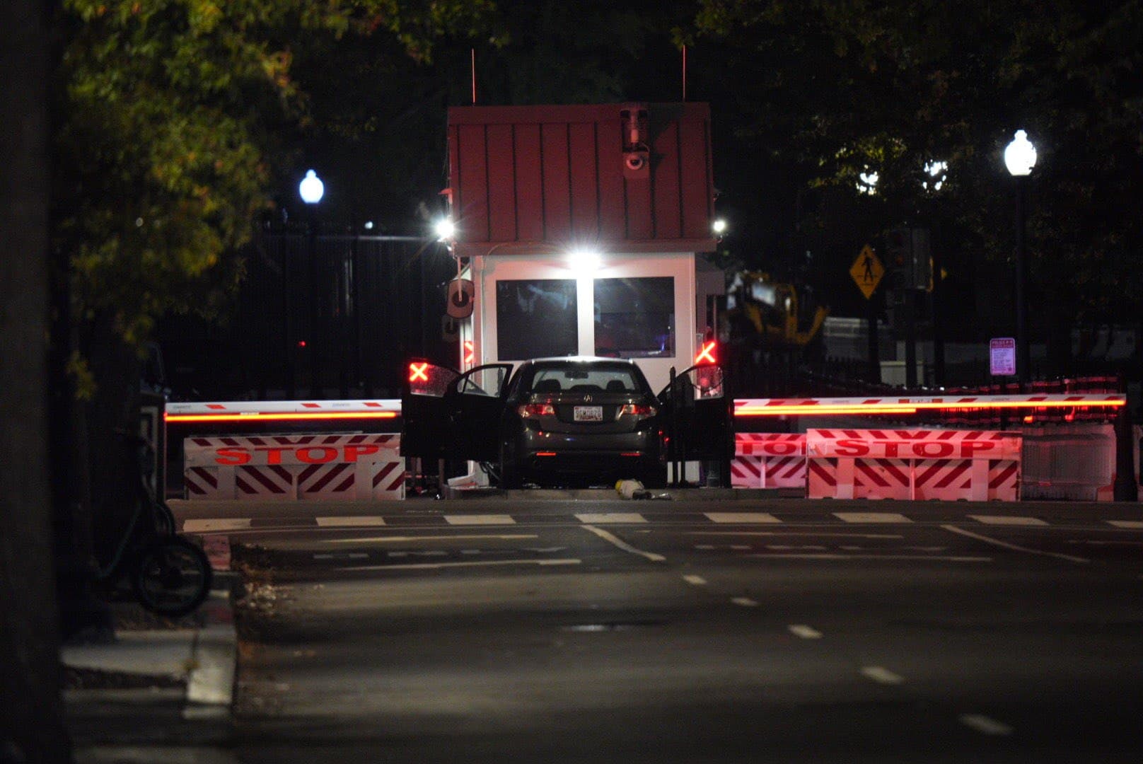 Featured image for: Car strikes barricades at White House complex, area locked down Car strikes barricades at White House complex, area locked down