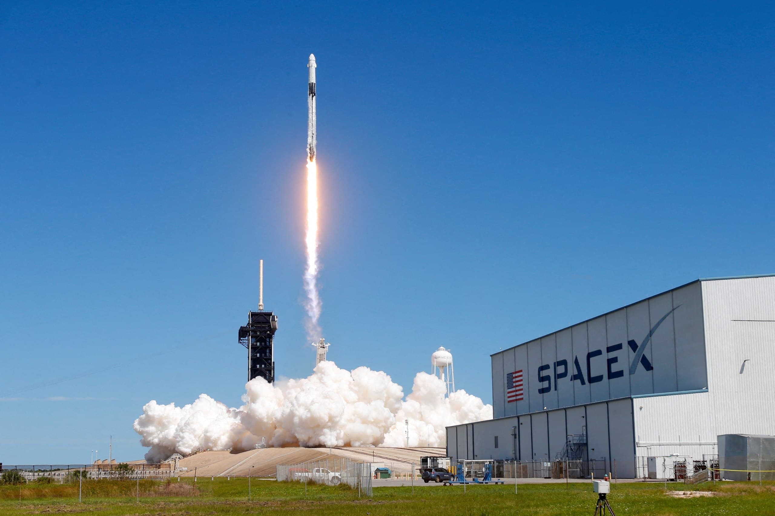 Featured image for: SpaceX awarded $2B Pentagon contract for missile- and aircraft-tracking satellites SpaceX awarded $2B Pentagon contract for missile- and aircraft-tracking satellites