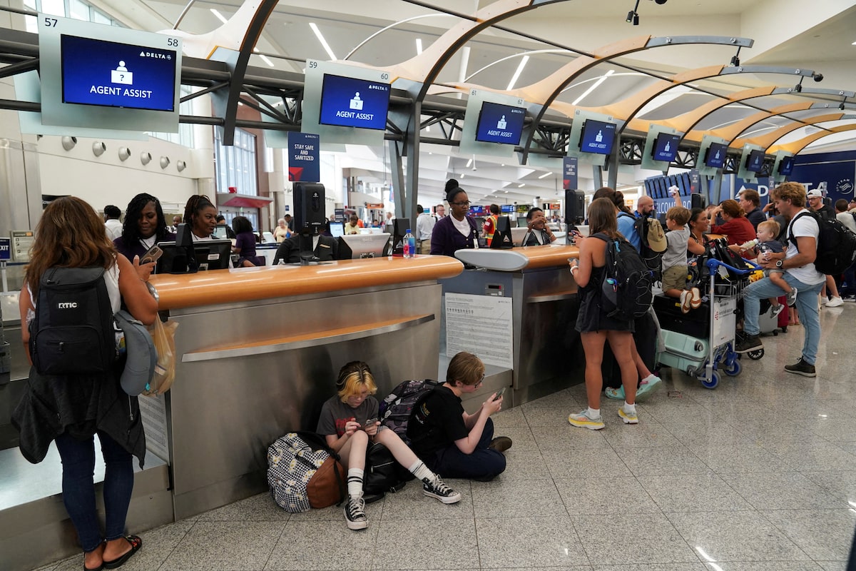 Flights grounded at Los Angeles International Airport due to equipment outage