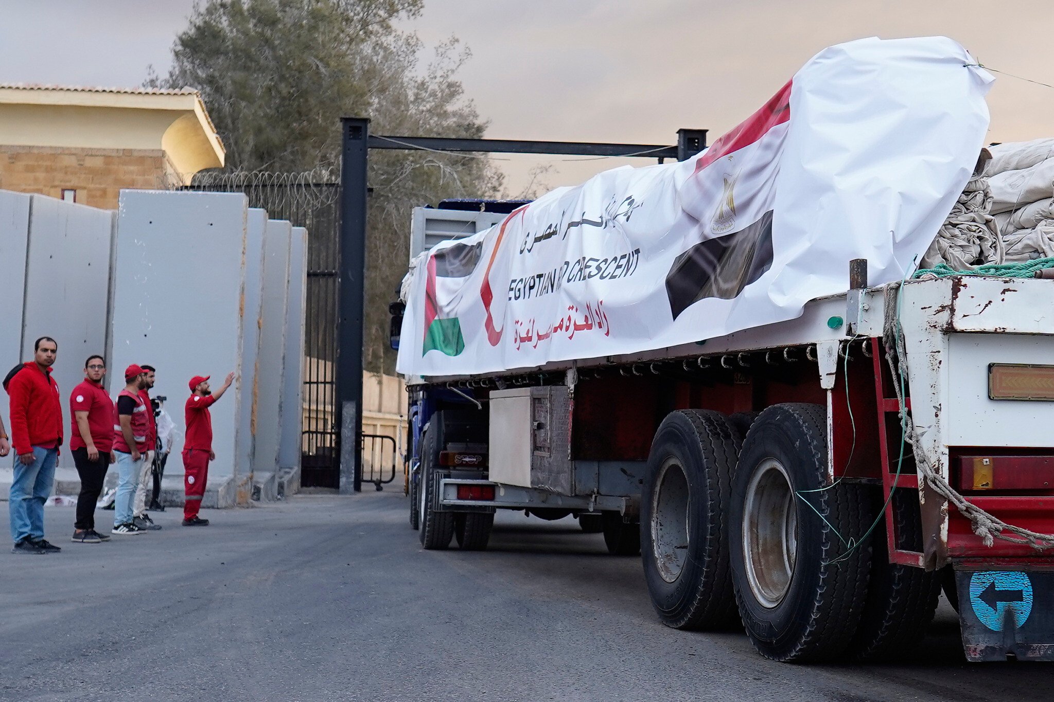 Image for Israel to halve aid trucks to Gaza, citing Hamas ceasefire violations