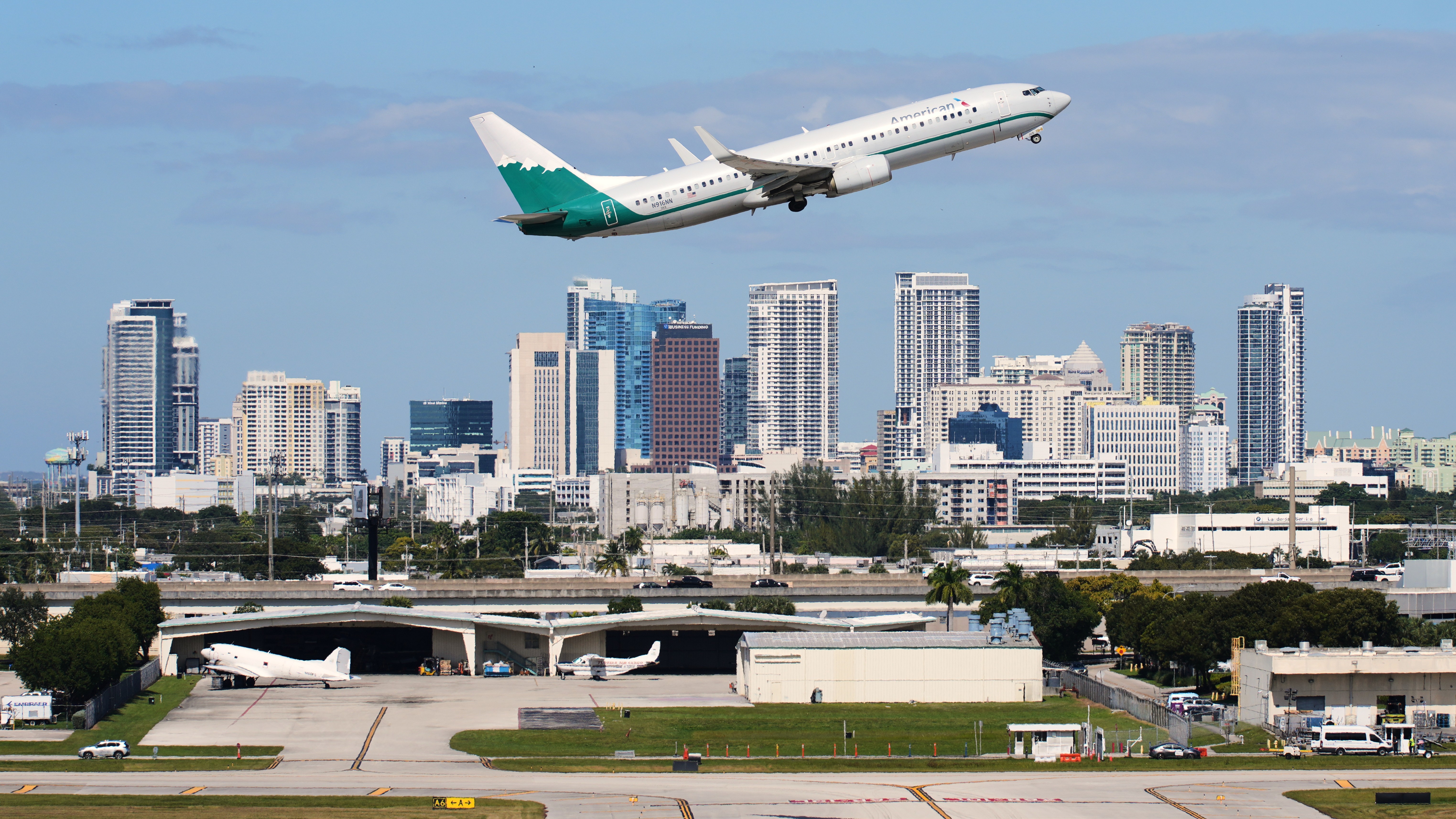 Image for FAA lifts all restrictions on commercial flights; schedules resume Monday