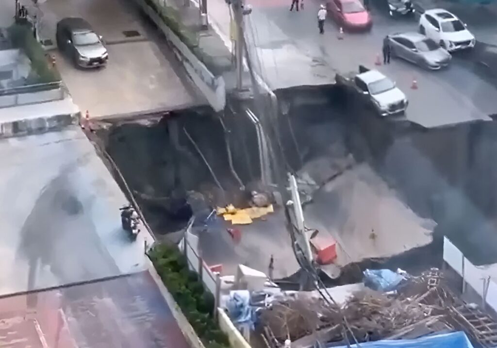 Image for Canal in UK collapses after 50 metre sinkhole opens