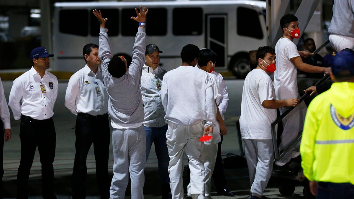 Image for DHS triples exit bonus for undocumented migrants to $3,000