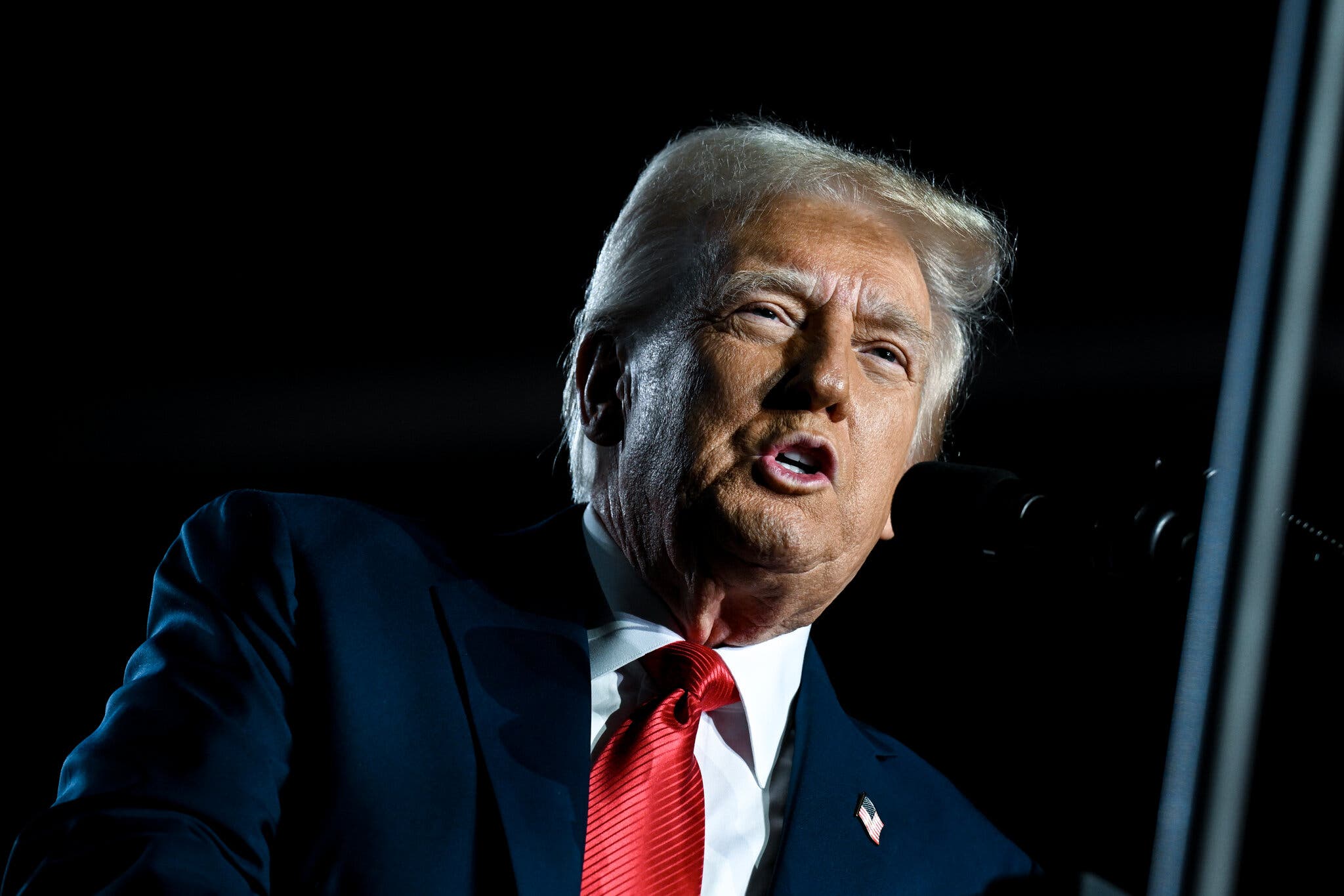 Trump Imposes Massive Tariffs on Imported Medications, Threatening U.S. Drug Prices