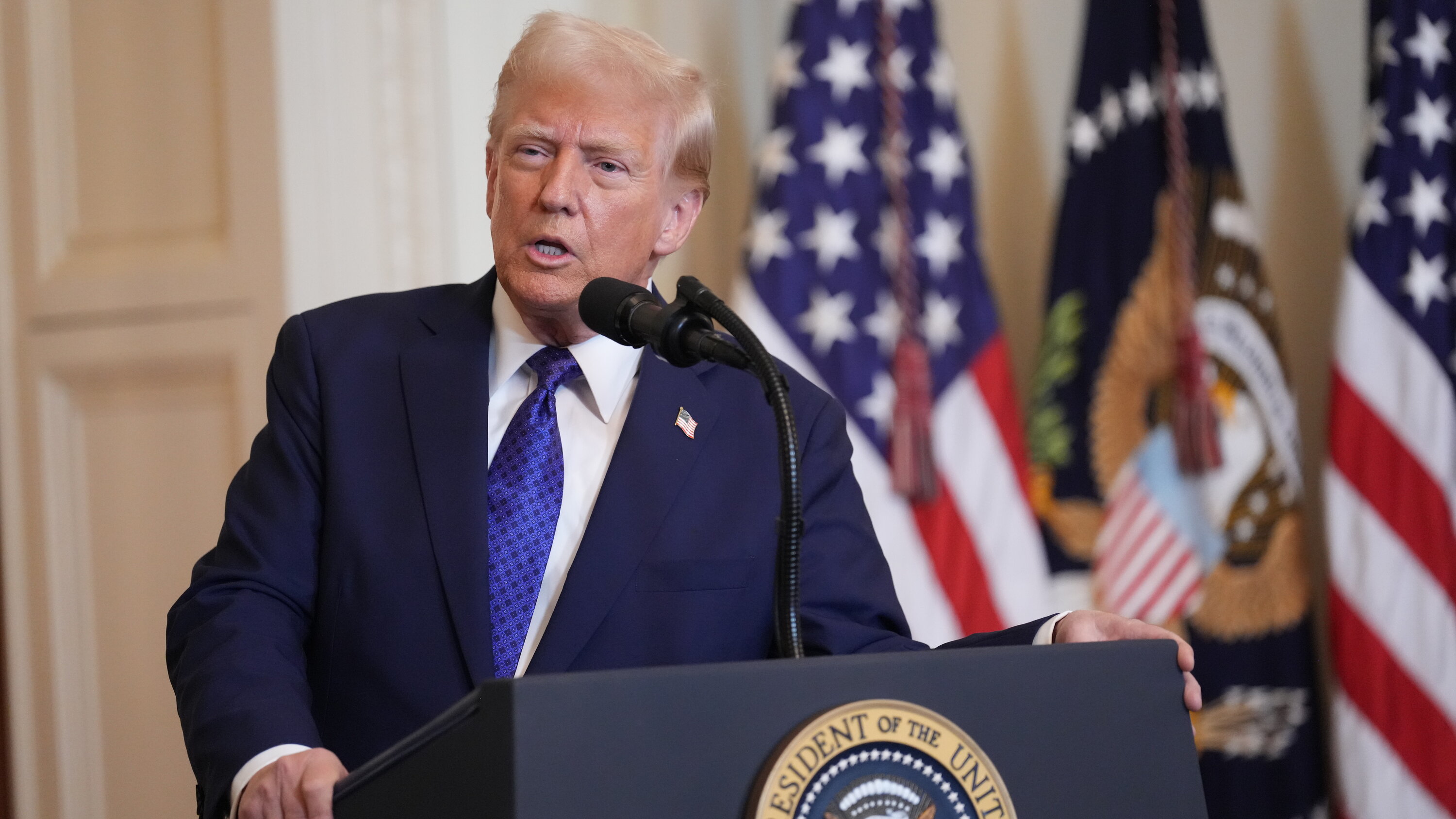 Image for Indian Refineries Cease Russian Oil Imports Amid Trump's 100% Tariff Threat