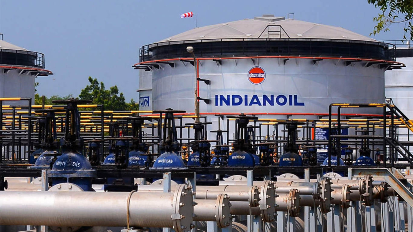 Image for Indian Refineries Cease Russian Oil Imports Amid Trump's 100% Tariff Threat