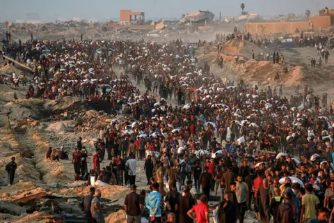 Image for IDF fires warning shots at Palestinians on Rashid street in Gaza