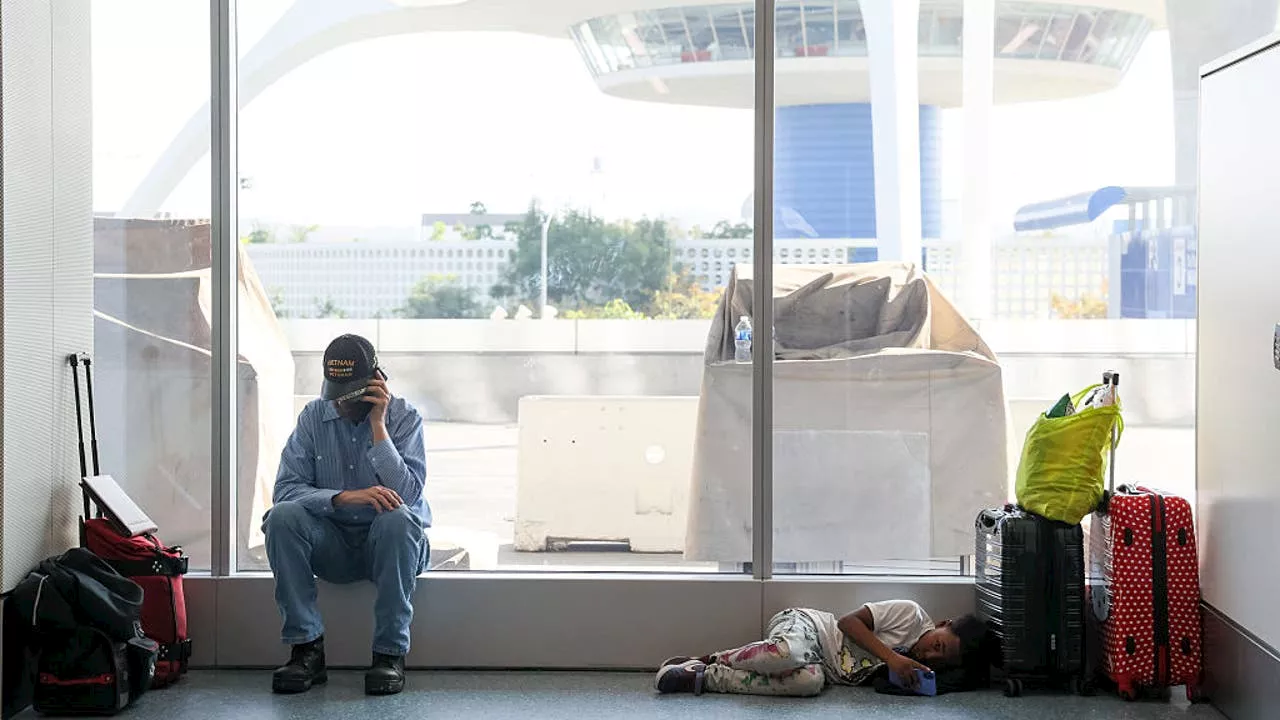 U.S. to reduce air traffic by 10% in 40 markets due to staffing shortages