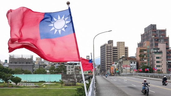 Image for US announces $10 billion arms sales package to Taiwan