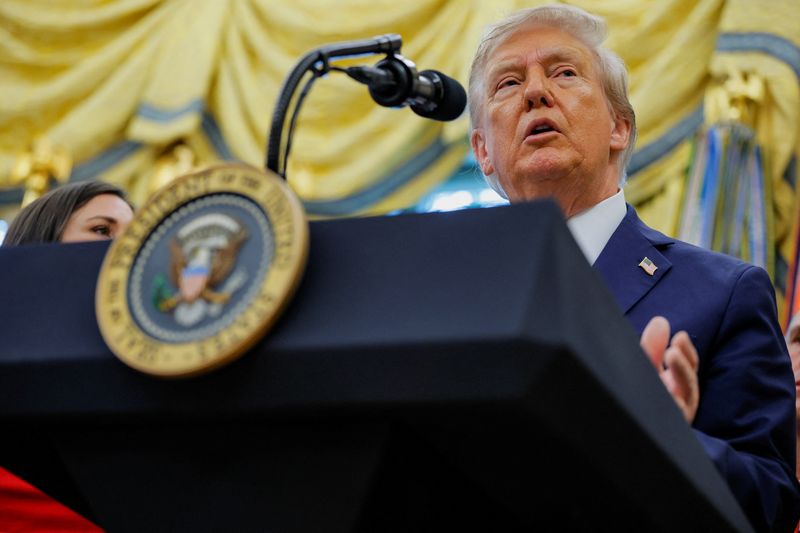 Image for Trump signs executive order to return to Moon by 2028 and Mars mission