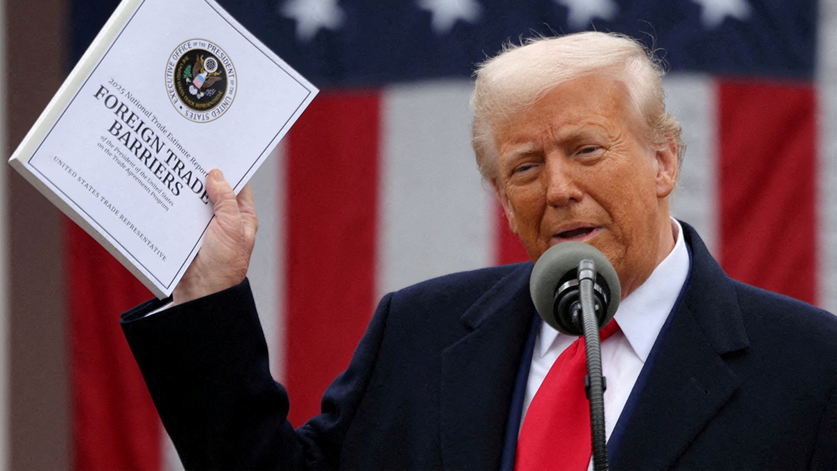 Image for Trump considers $1,000 to $2,000 taxpayer rebates from tariffs