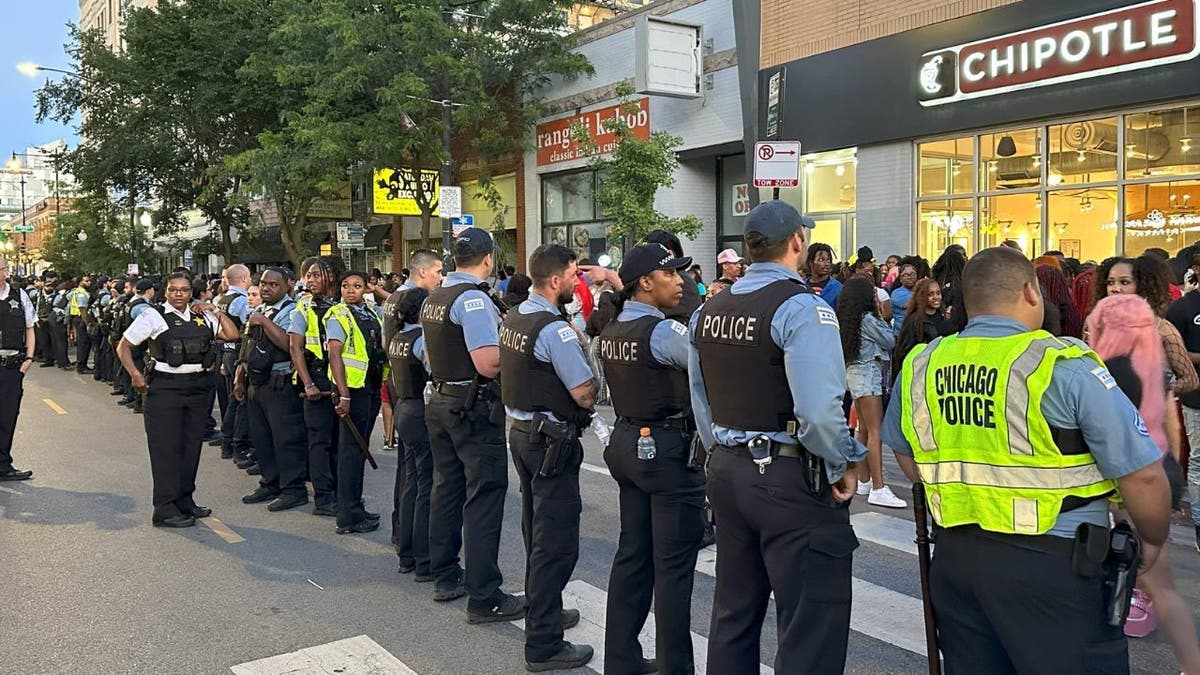 Image for Chicago police warn Antifa of deadly force if officers are attacked