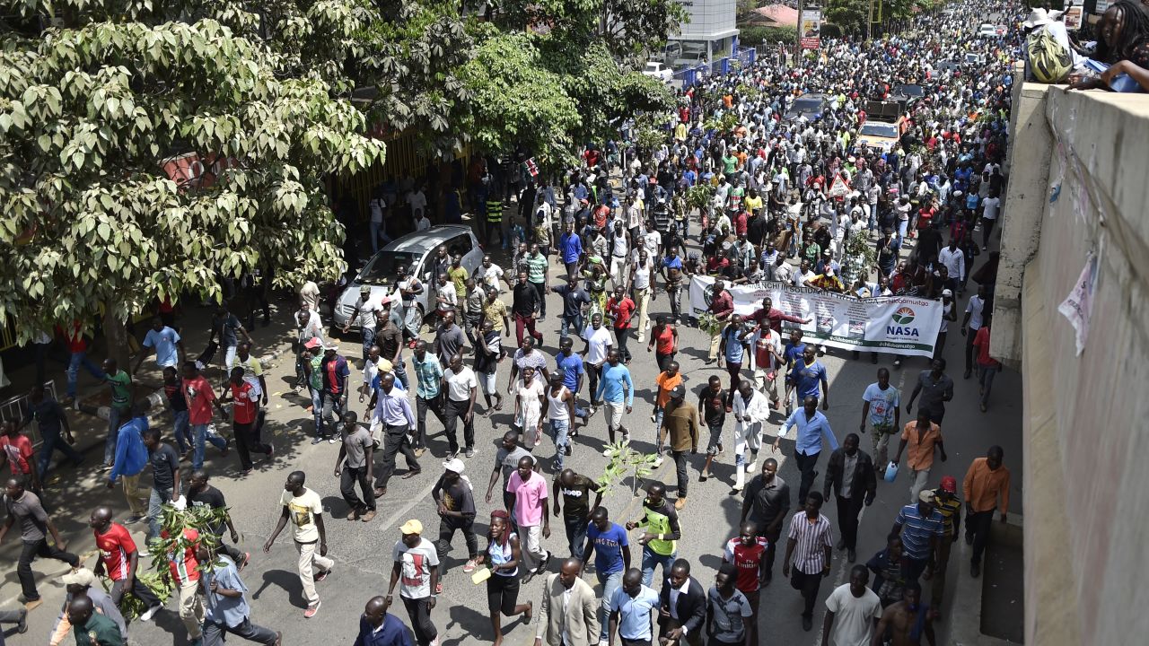 Kenyan police clash with Odinga supporters | CNN