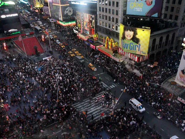 Thousands of protesters fill NYC's Times Square - CBS News