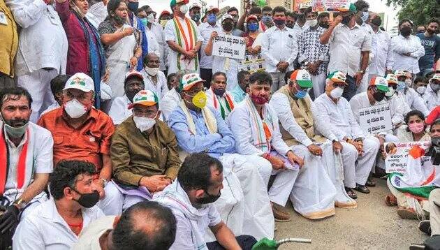 Maharashtra: Congress workers stage massive protest over fuel prices in ...
