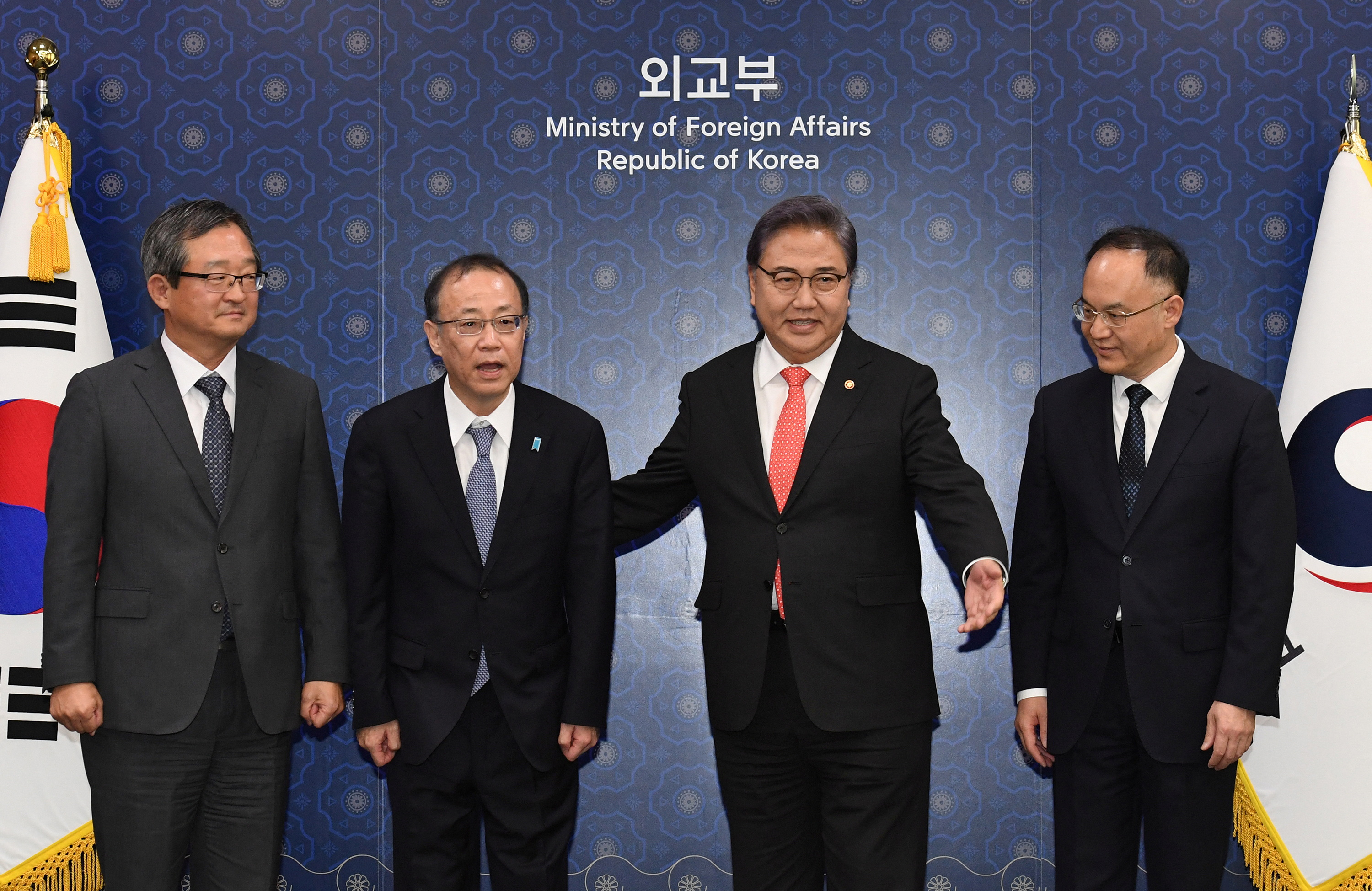 South Korea, Japan, China agree to hold summit at 'earliest ...