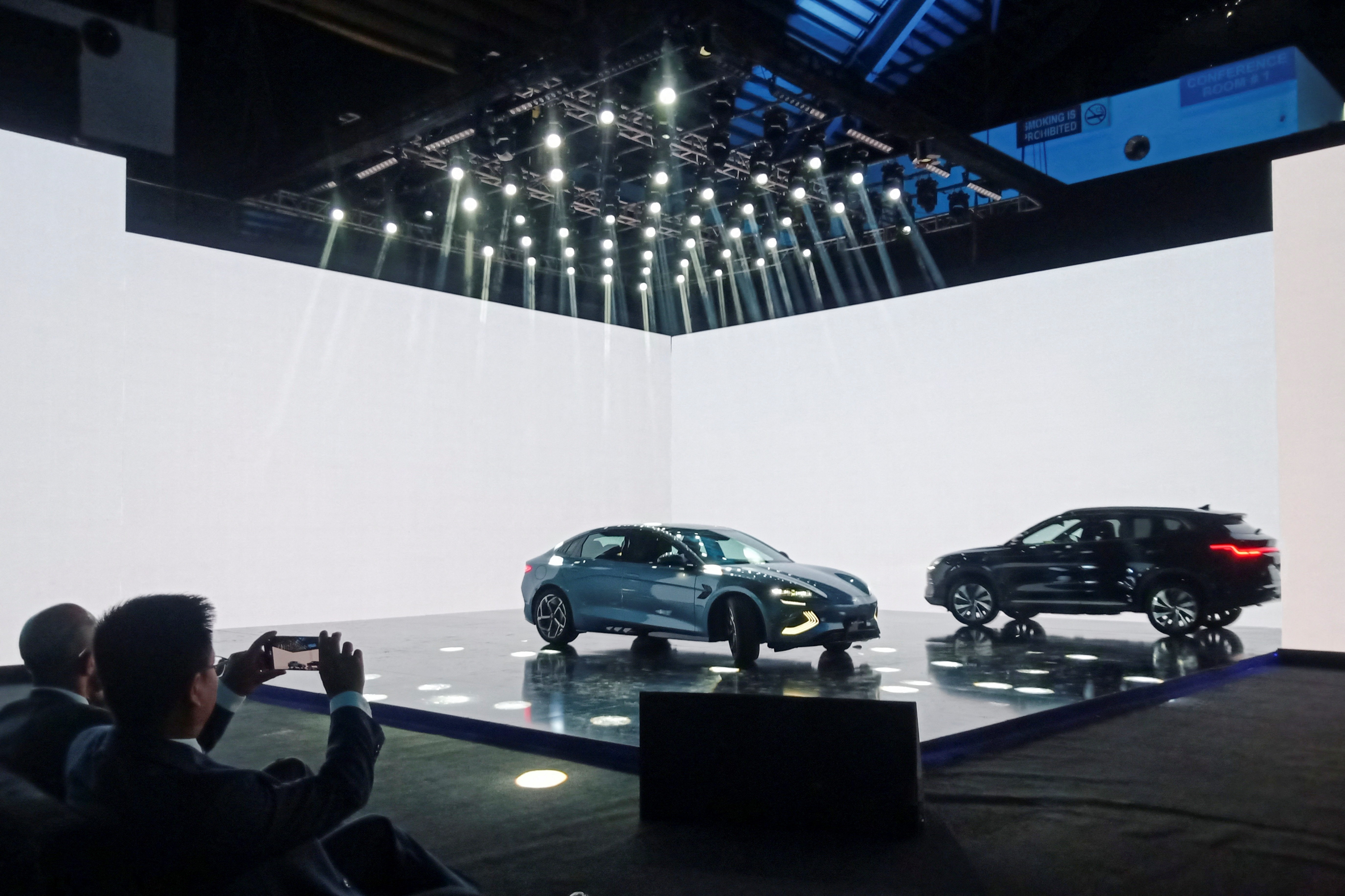 Pakistan's EV Revolution Faces $3,600 Barrier as Wealthy Buy Luxury while Drivers Struggle