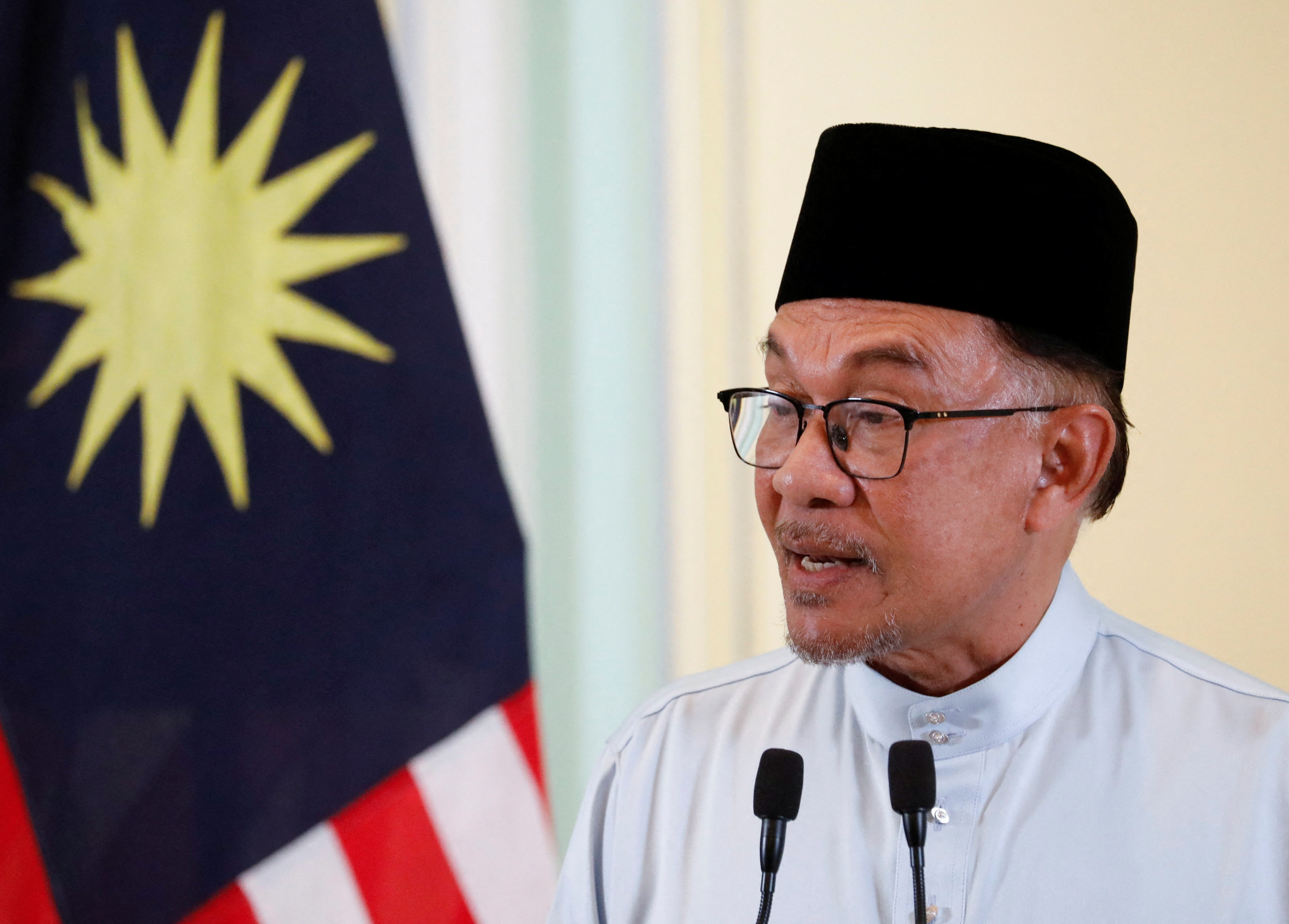 New PM Anwar says Malaysia to review plans for 5G network | R…