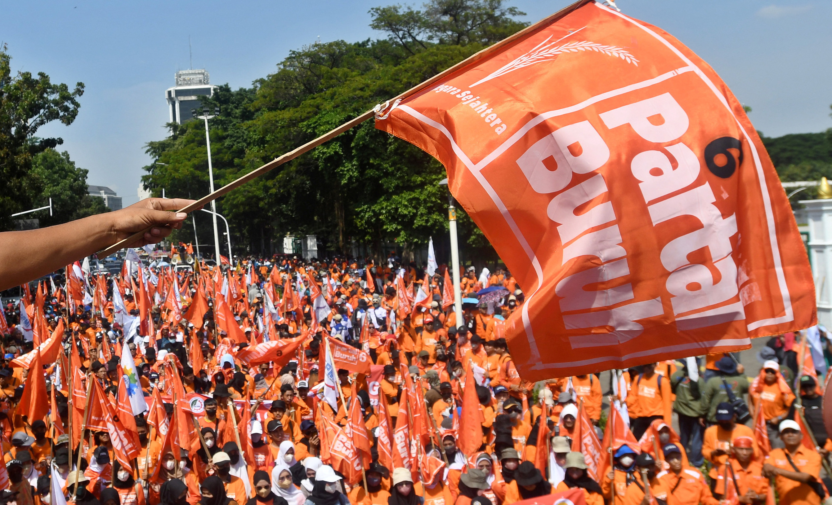 Thousands of Indonesian workers protest against president's ...