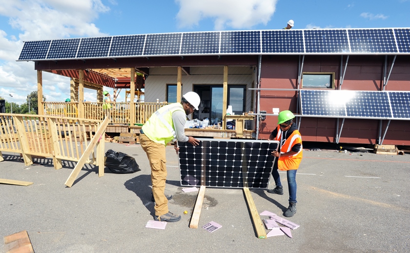 Renewable Energy Boom Surges as Fossil Fuels Collapse Under Pressure