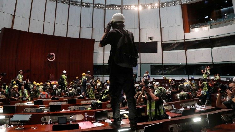 Hong Kong protesters storm government building - Vatican News