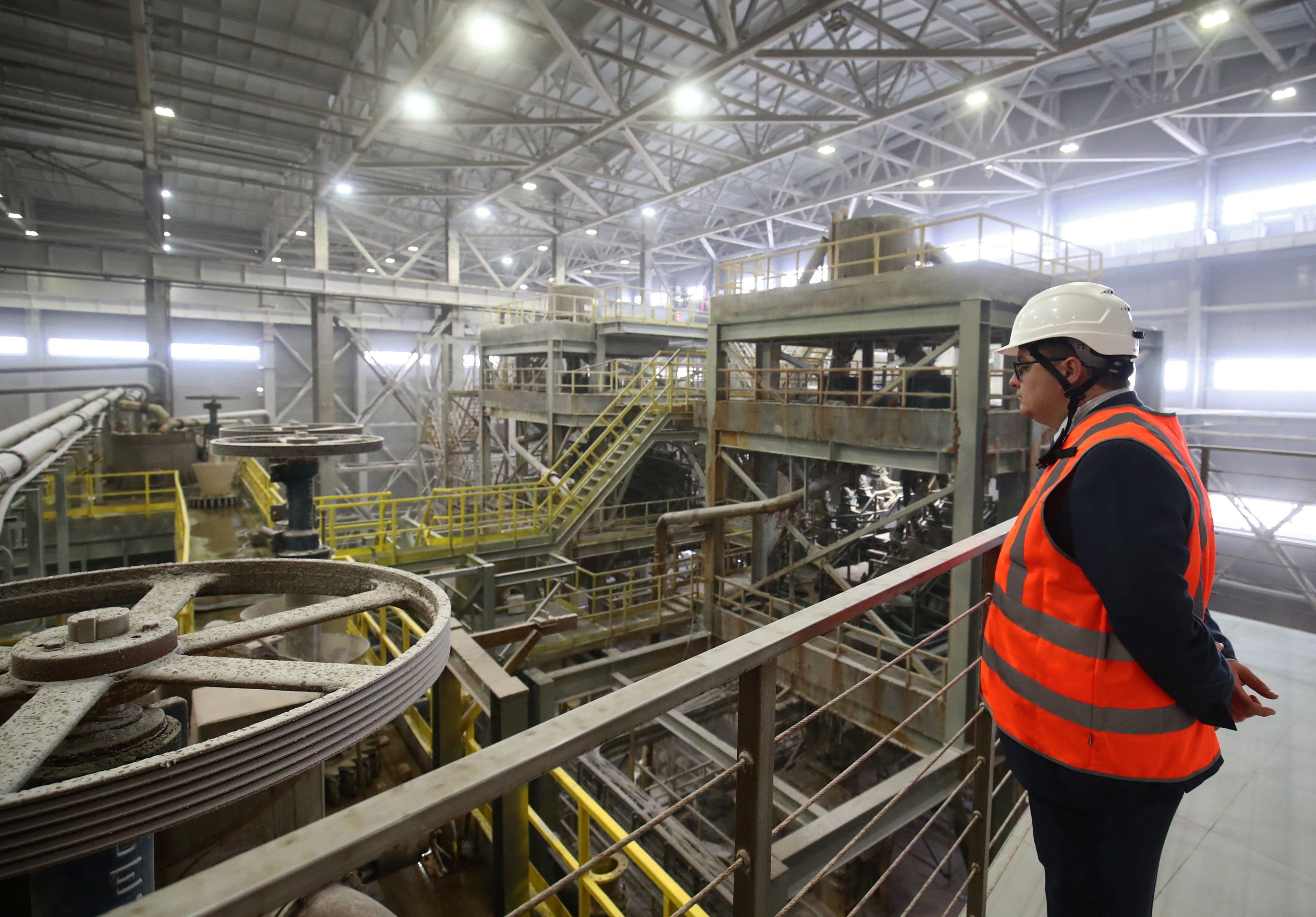 Russia's Manufacturing Sector Plummets 5% as Economy Teeters on Recession's Edge