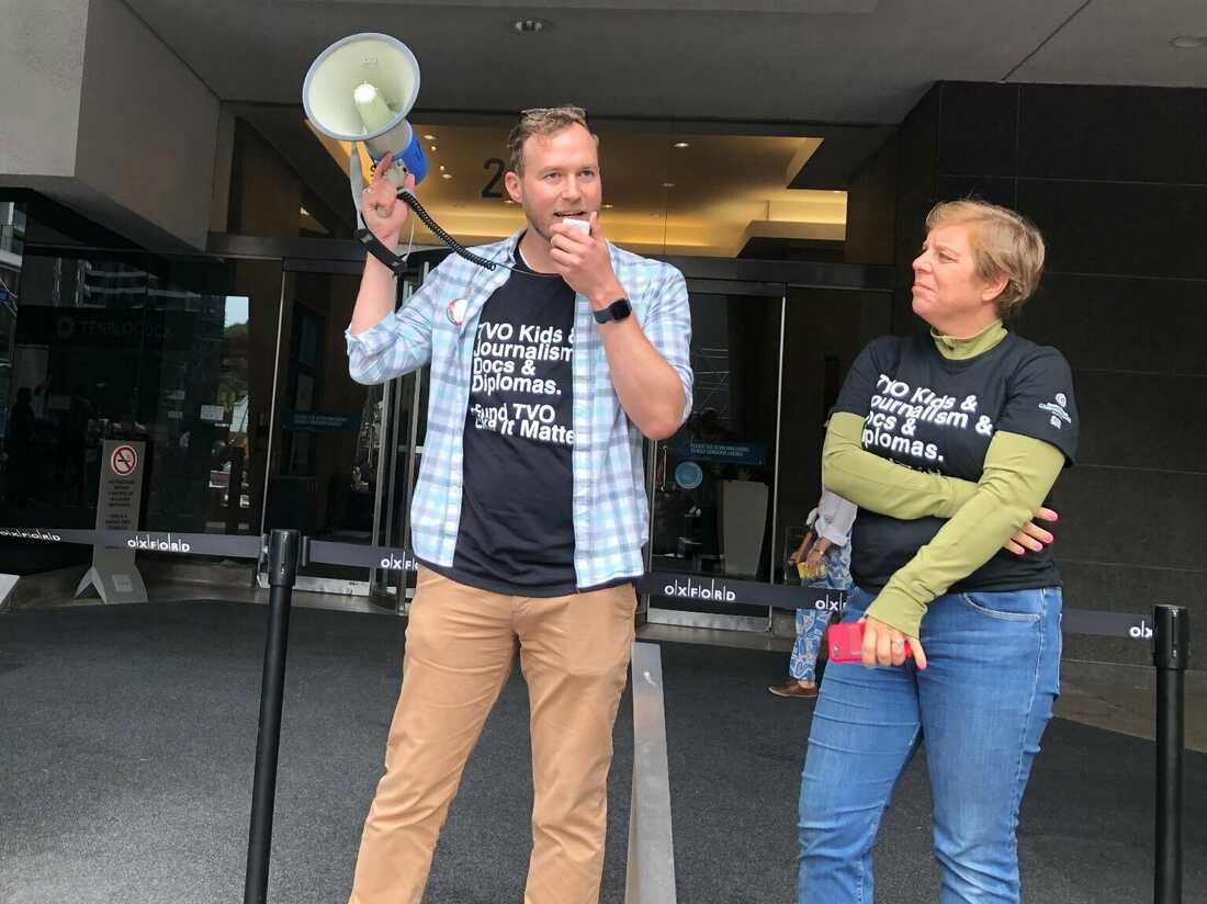 Amid media layoffs, journalists turn to NewsGuild and picket ...