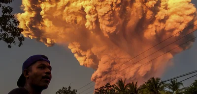 Mount Lewotobi Laki-Laki in Indonesia erupts, emergency alert raised