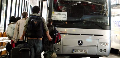 Net outflow of 18,000 Poles from UK as 25,000 return to Poland