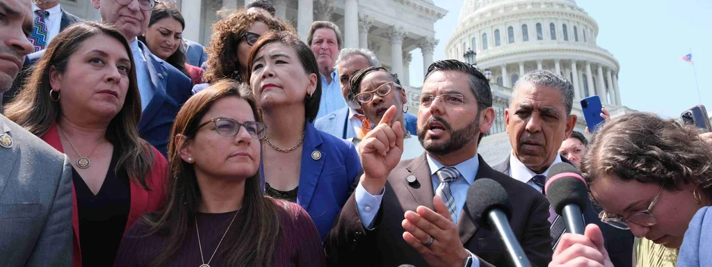 Democratic Senators Demand Transparency as ICE Agents Hide Behind Masks and Unmarked Vehicles